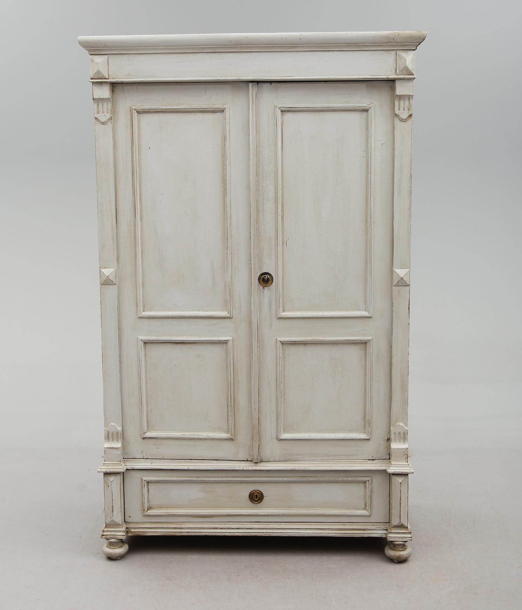 KLÄDSKÅP, omkring år 1900.