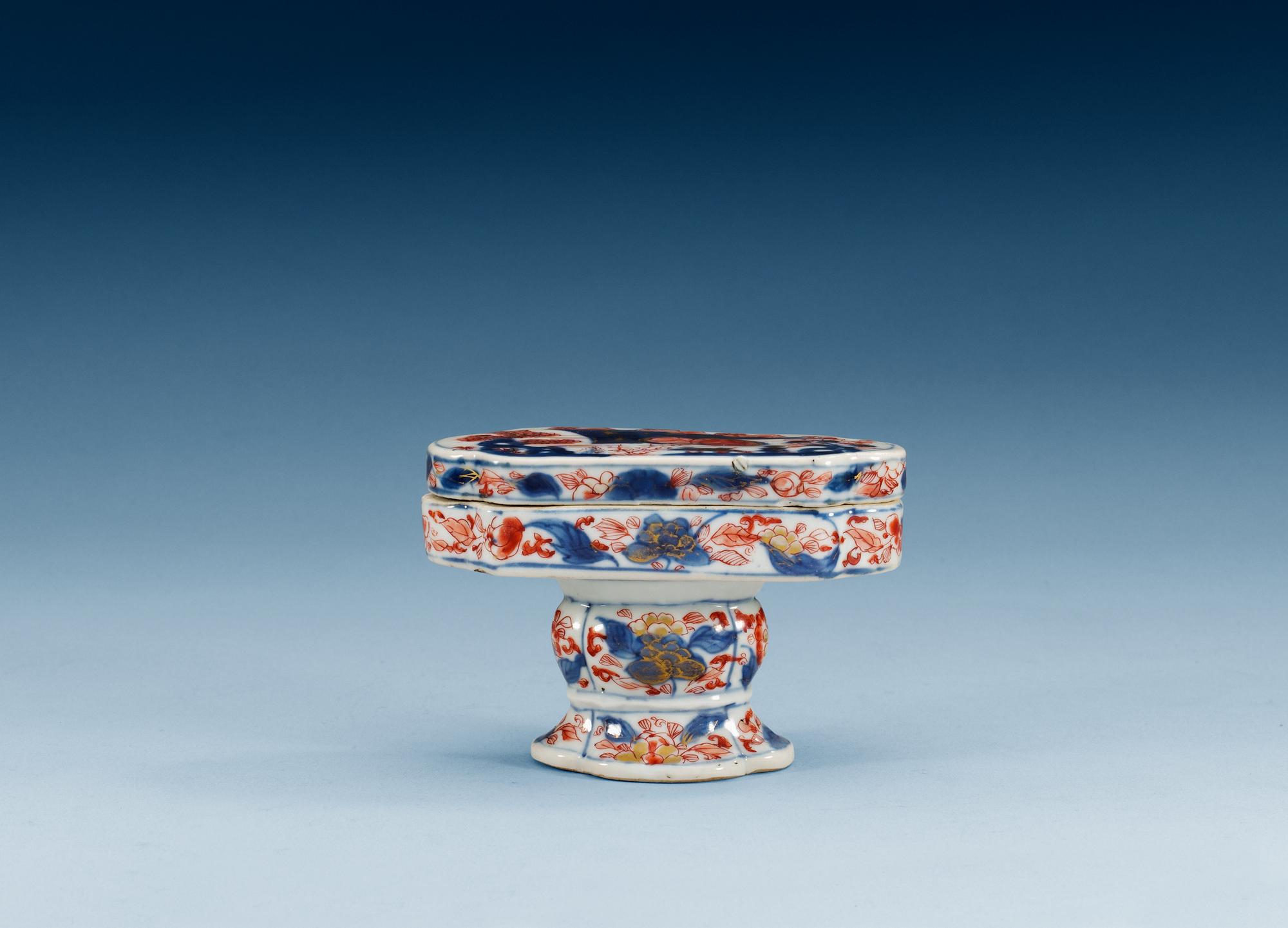 KRYDDSTÄLL, porslin. Qing dynastin, tidigt 1700-tal.
