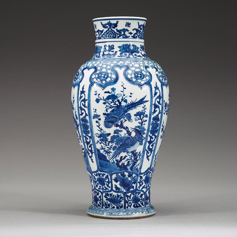 VAS, porslin. Qingdynastin, Kangxi (1662-1722).