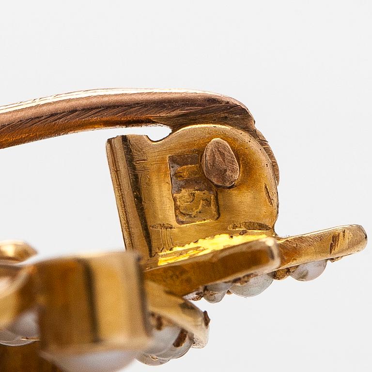 Rintaneula/riipus, kultaa siemenhelmet ja vanhahiontainen timantti, ketjulla.