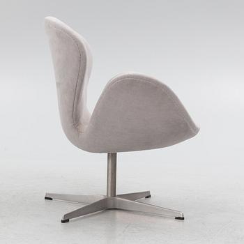 Arne Jacobsen, a "Swan" armchair, Fritz Hansen, Denmark, 2001.