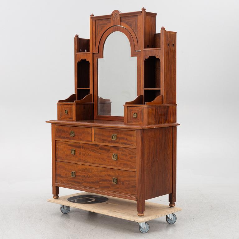 Byrå med uppsats, 1900-talets första hälft.