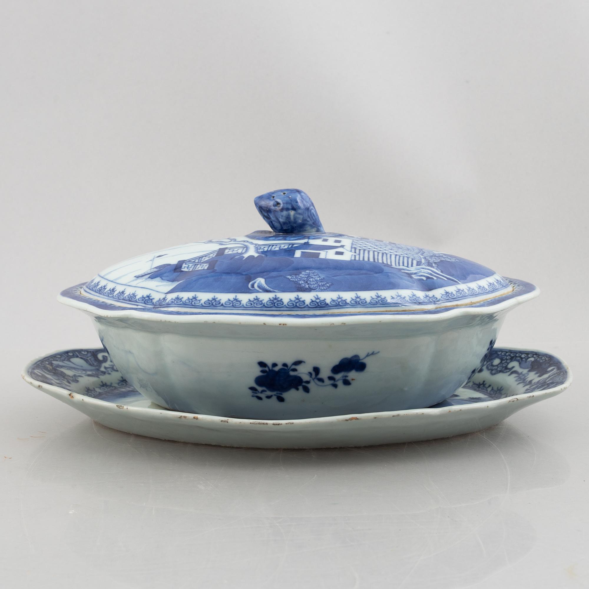 A Chinese export porcelain tureen with cover and a charger, Qing dynasty, Qianlong (1736-95).