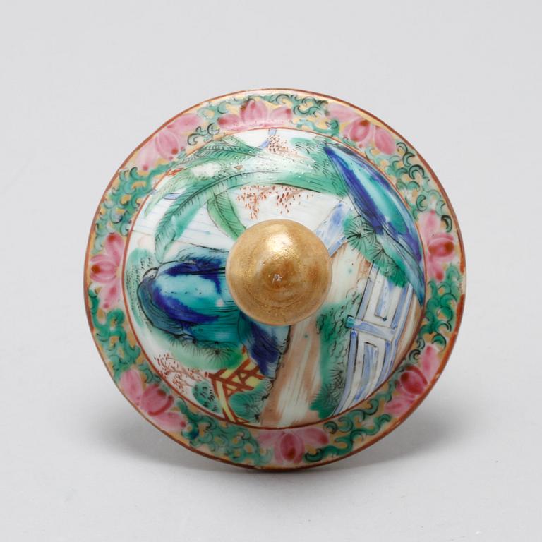 LOCKURNA, porslin, Kina, sent 1800-tal.