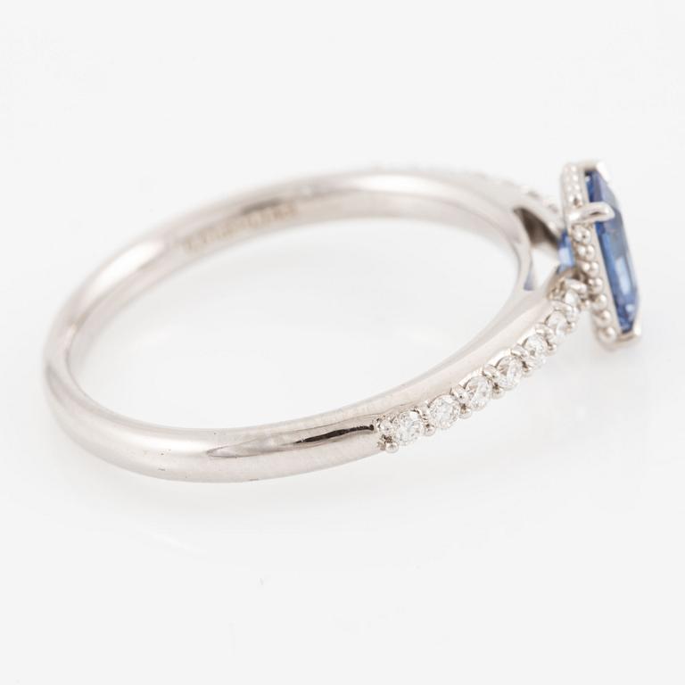 Ring in 14K white gold with emerald-cut sapphire and brilliant-cut diamonds.