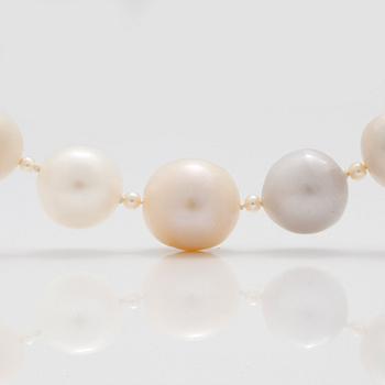 A natural freshwater pearl necklace. Clasp with rosecut diamonds. Certificate from GCS.
