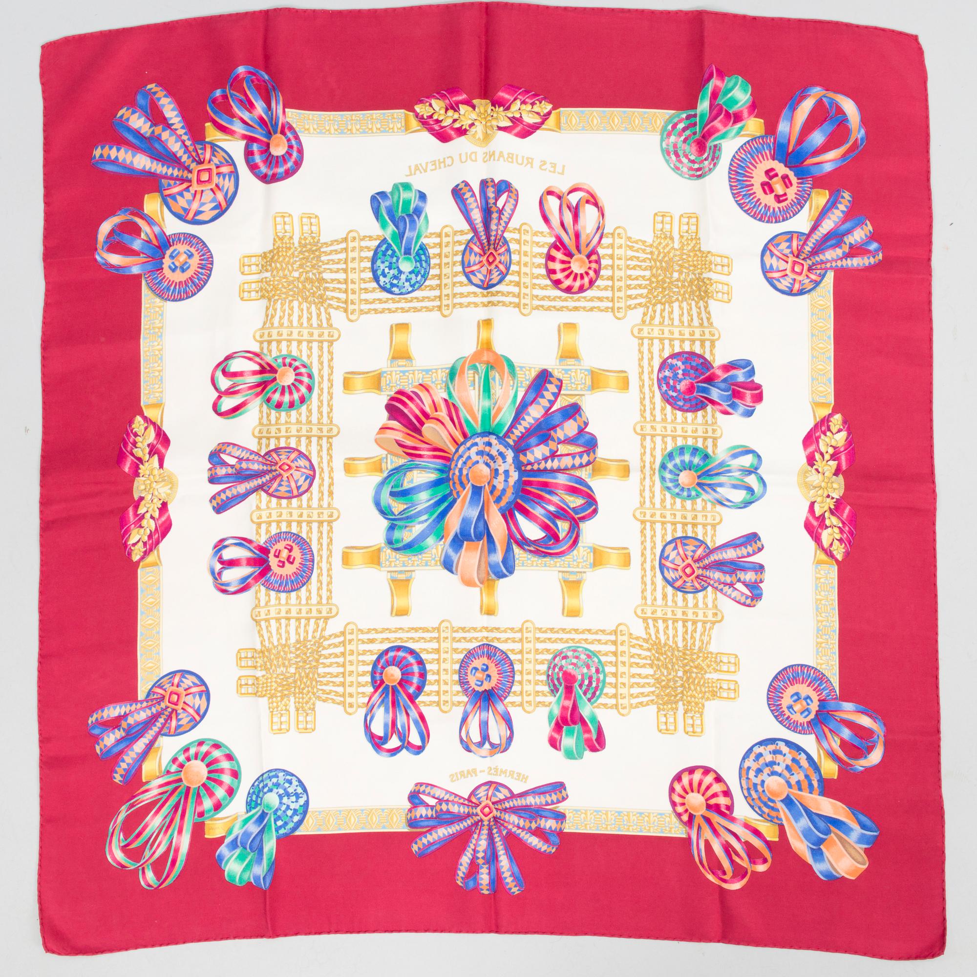 HERMÈS, TVÅ SIDENSCARFAR.