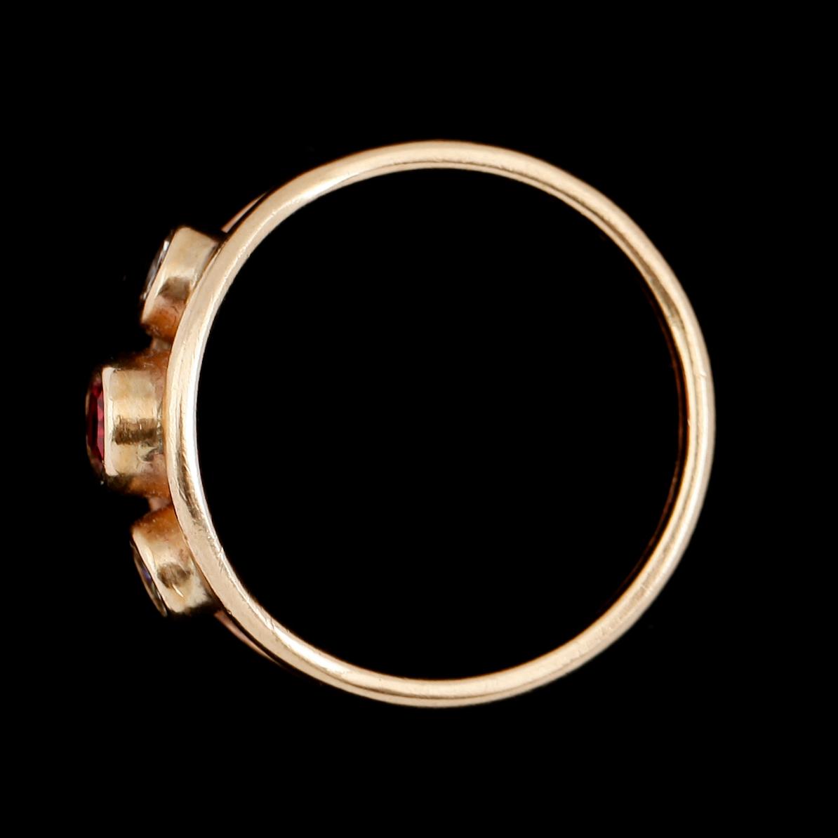 RING, 9 k guld med röd sten samt 2 diamanter, England, 1900-talets första hälft.  Vikt ca 3 gram.