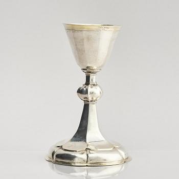 Kalk, delvis förgyllt silver, oidentifierad mästare, möjligen I.F.M verksam i Leipzig mitten 1700-talet.