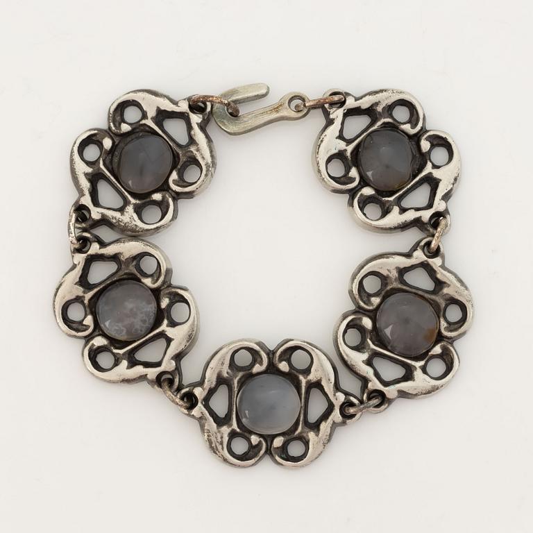 Armband, tenn med månstenar.