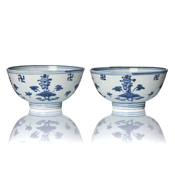 1335. A pair of blue and white 'lotus' bowls, 17th century.