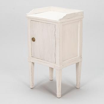Nattduksbord/sängbord, gustaviansk stil, omkring 1900.