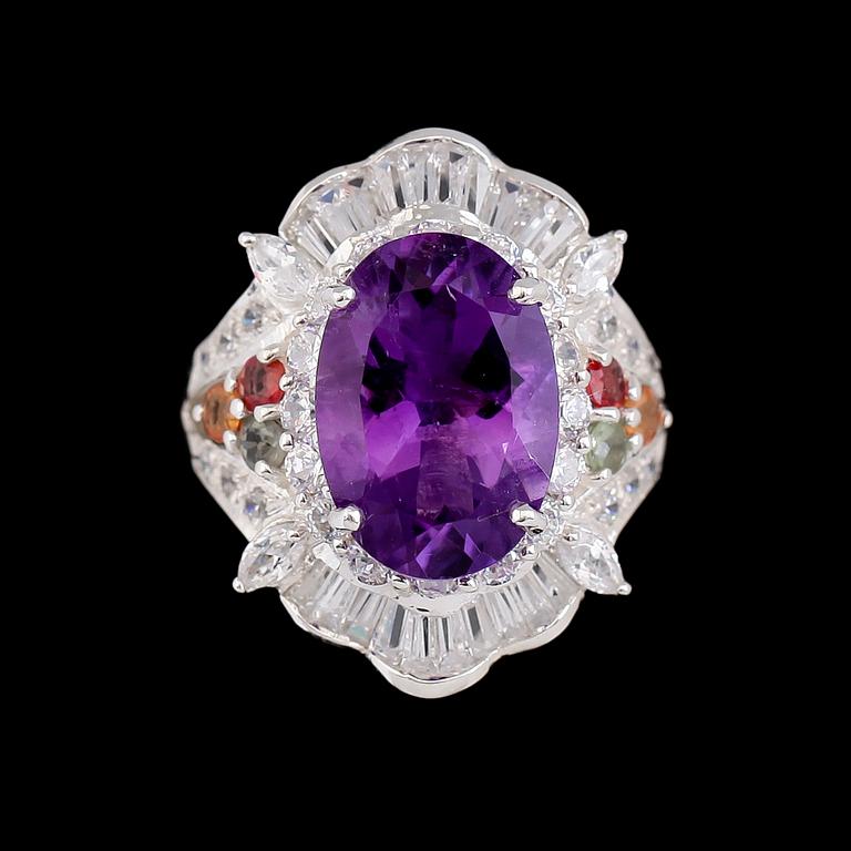 RING, sterlingsilver, ametist ca 4.85 ct, olikfärgade safirer tot ca 0.65 ct, vita safirer tot ca 1.00 ct.