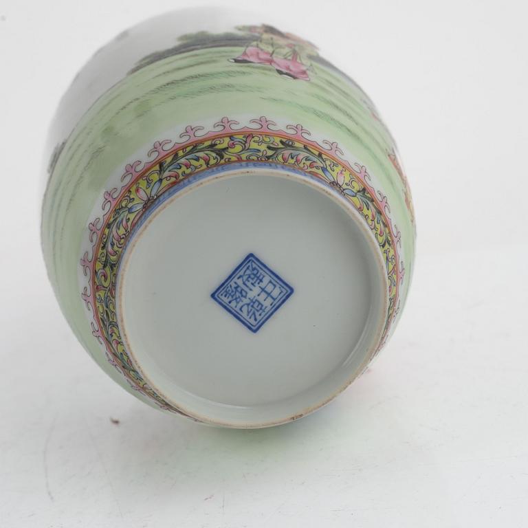 Vas, äggskalsporslin, Kina, 1900-tal.