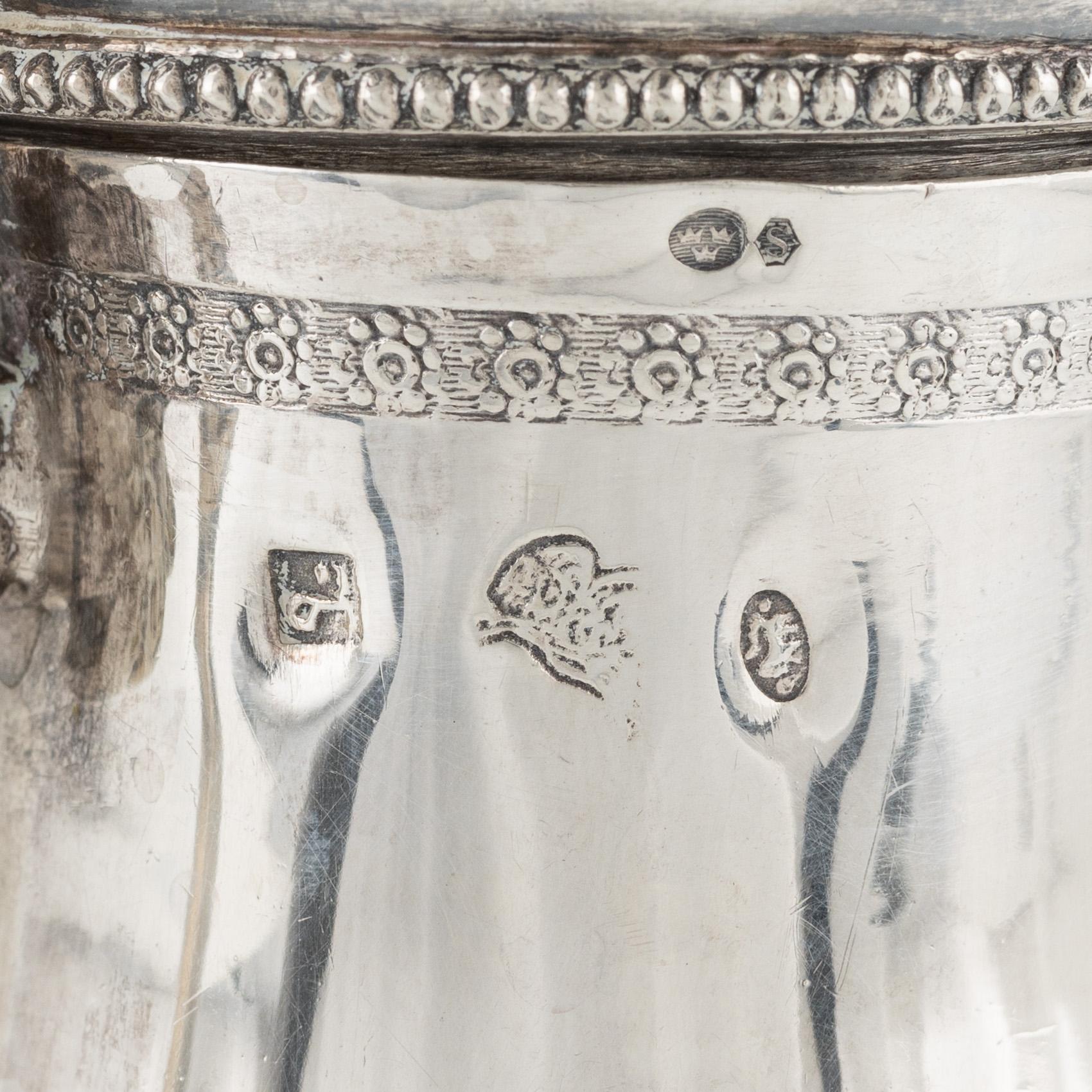 Skål, kanna och etui.