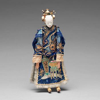 675. DOCKA, porslin, trä, siden och papier maché. Qingdynastin, 1800-tal.