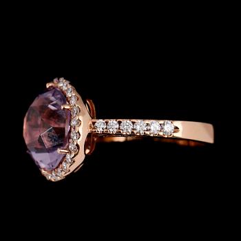 RING, 18 k roséguld, briljantslipade diamanter samt ametist.