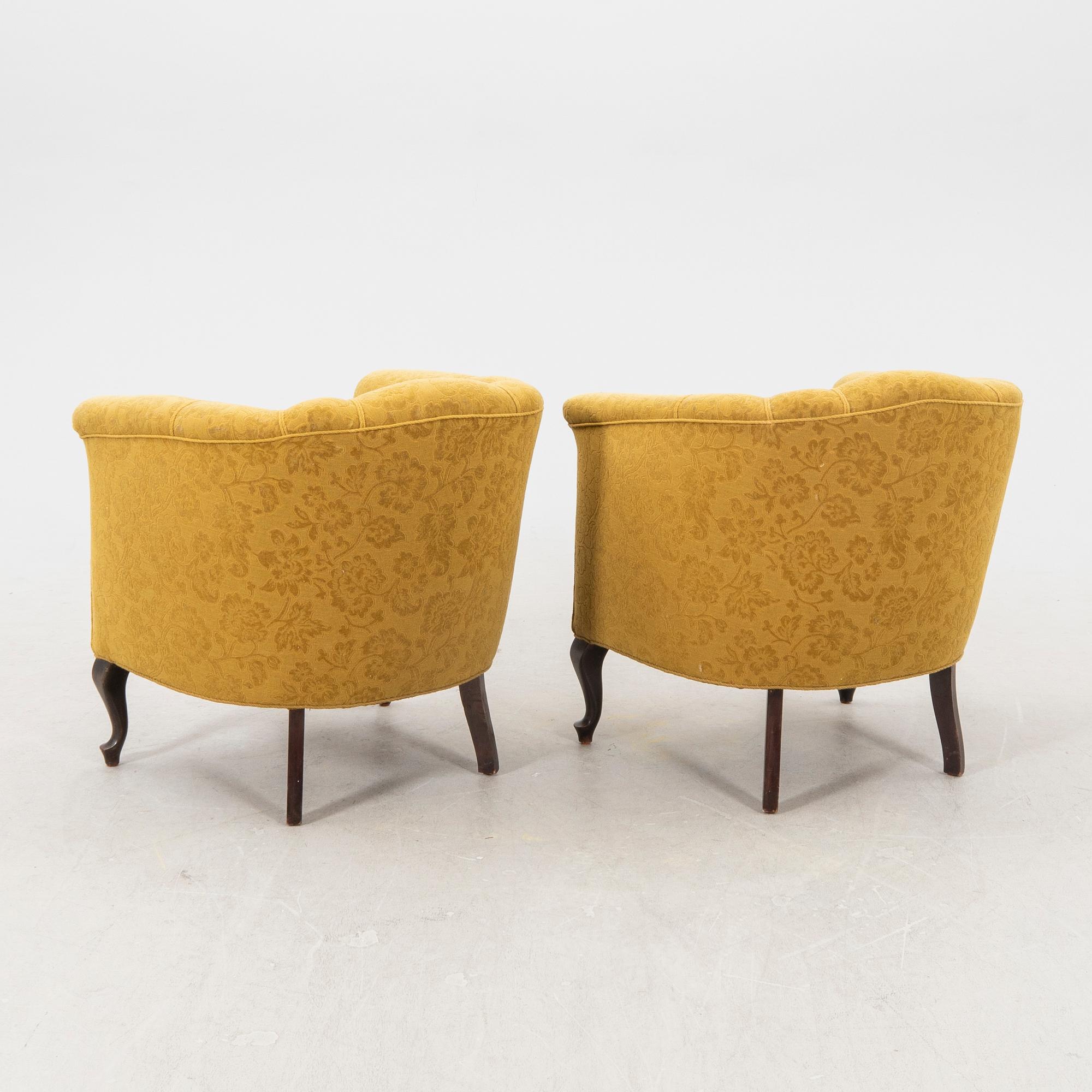 A pair of 1920/30s armchairs.