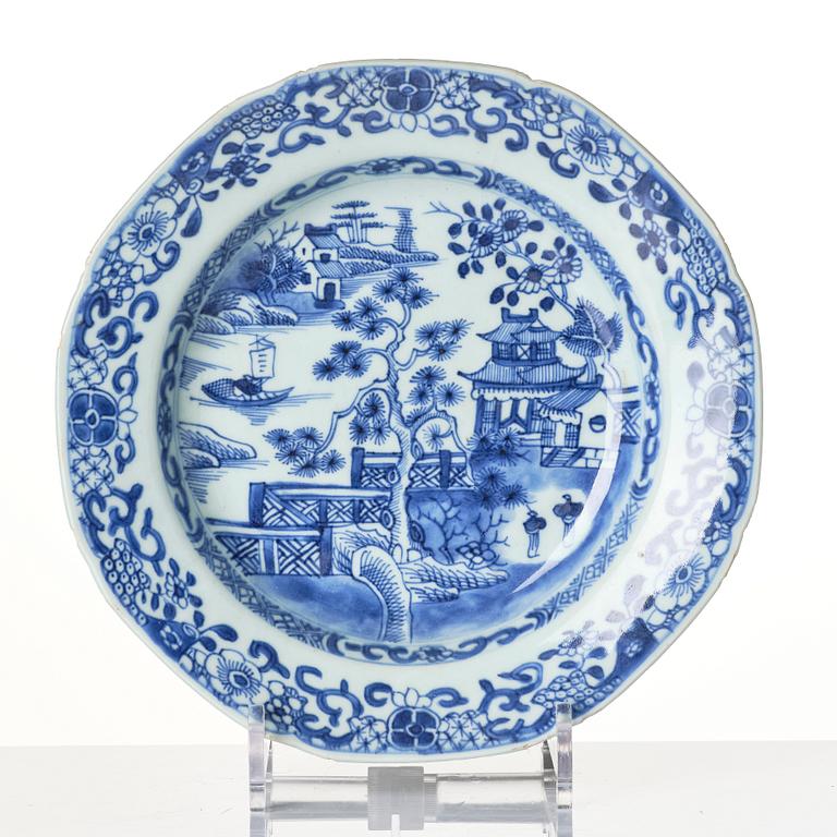 A Chinese blue and white porcelain service, 16 pieces, Qing dynasty, Qianlong (1736-95).
