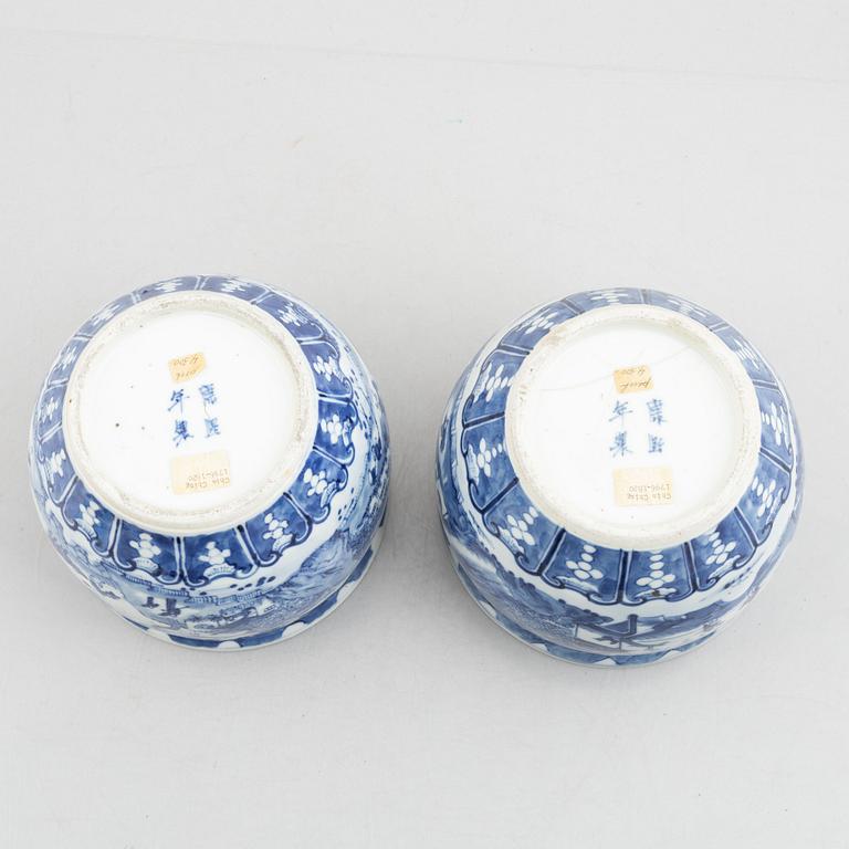 A pair of blue and white flower pots, late Qing dynasty, circa 1900.