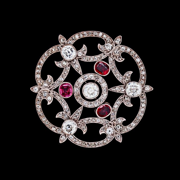 BROSCH, gammal- och antikslipade diamanter, tot. ca 7 ct, med tre rubiner, ca 1930-tal.