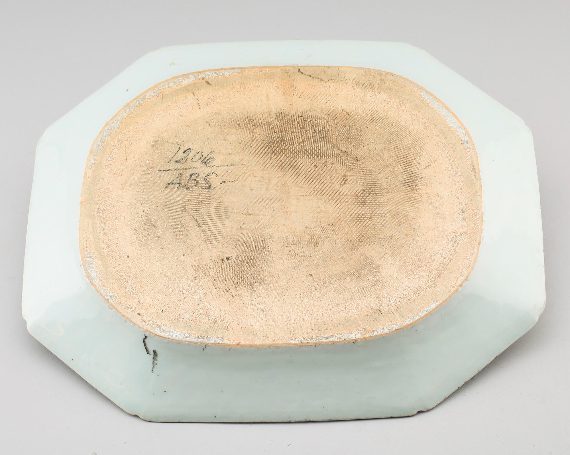 STEKFAT, porslin, Kina, Qianlong 1736-1795.