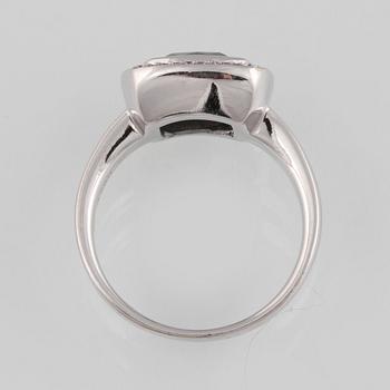 RING, 18K vitguld med fasettslipad blå topas samt 36 briljantslipade diamanter, ca 0.18 ct. Vikt 8,2 gram.