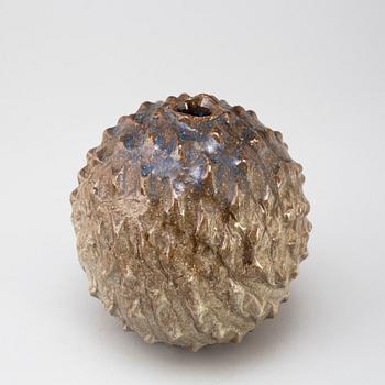 BORIS STOJKOV, skulpturer 4 st + 1 vas, signerade, stengods, Gustavsberg, 1960-/70-tal.