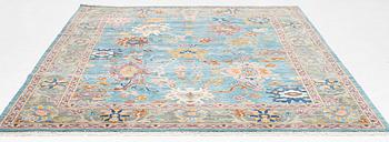 A Heriz design carpet, c. 301 x 240 cm.