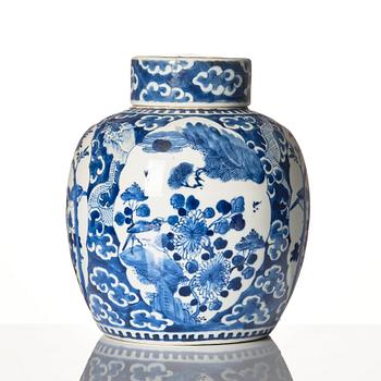 A blue and white jar with cover, Qing dynasty, 19th Century.