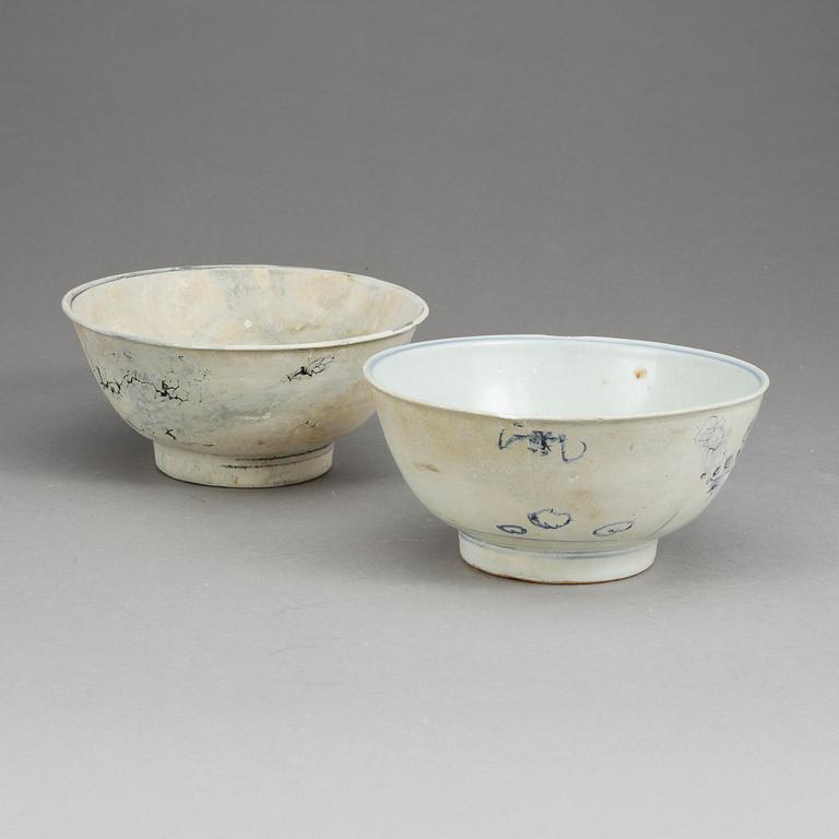 SKÅLAR, 2 st, porslin, sannolikt Kina, Ming, 1500-tal.