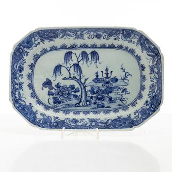 Stekfat, 5 st, kompaniporslin, Qingdynastin, Kina, 1700/1800-tal samt ask med lock och vas, Kina, 1900-tal.