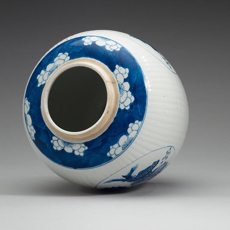 A blue and white jar, Qing dynasty, Kangxi (1662-1722).