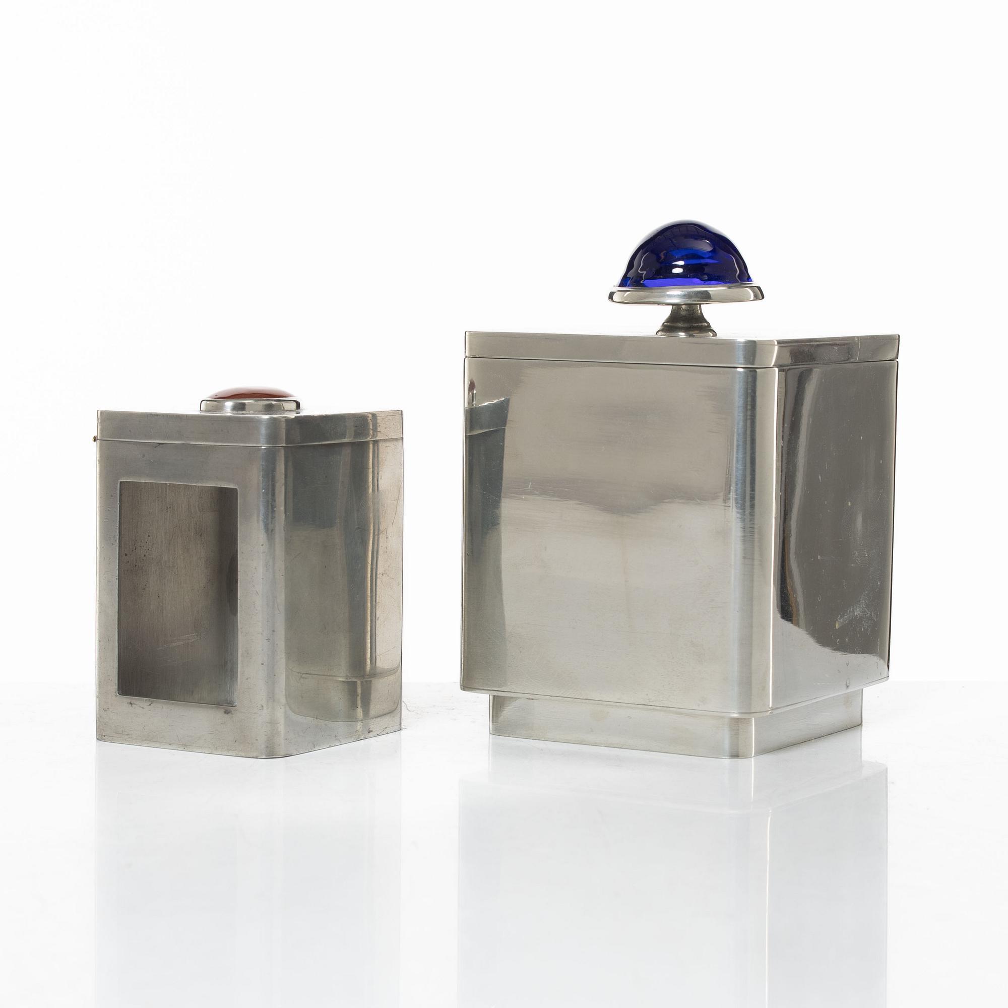 Firma Svenskt Tenn, burkar med lock, två stycken, tenn, Stockholm, 1953 respektive 2013.