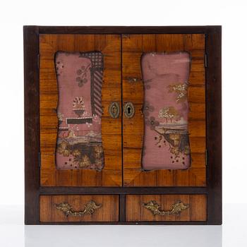 A wall-hanged small cabinet, 18th/19th century.