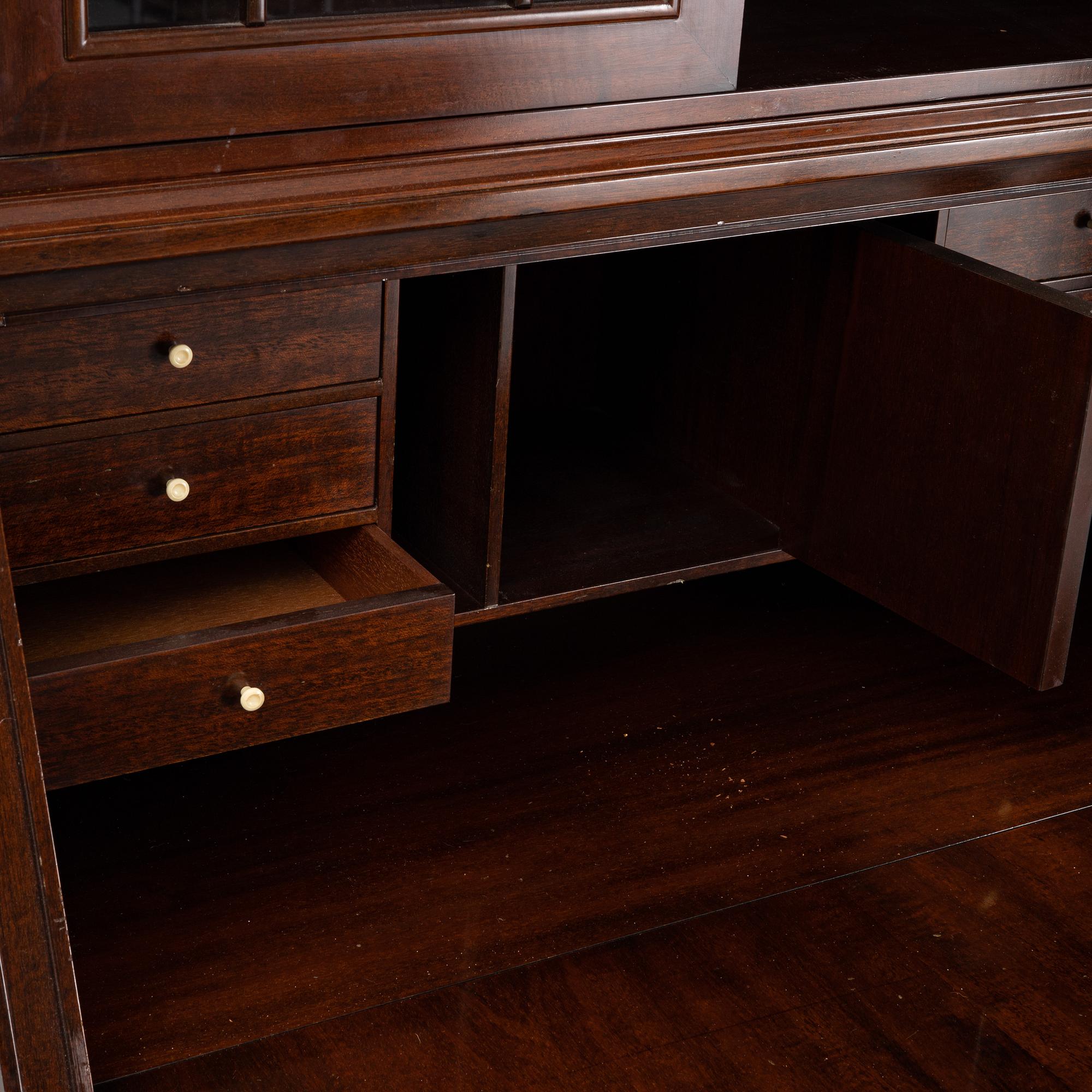 Skrivskåp med vitrinöverdel,  1900-talets andra hälft.