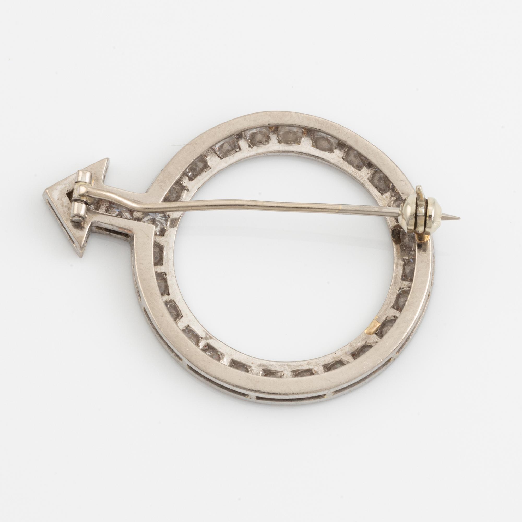 An 18K white gold brooch set with round brilliant-cut diamonds.
