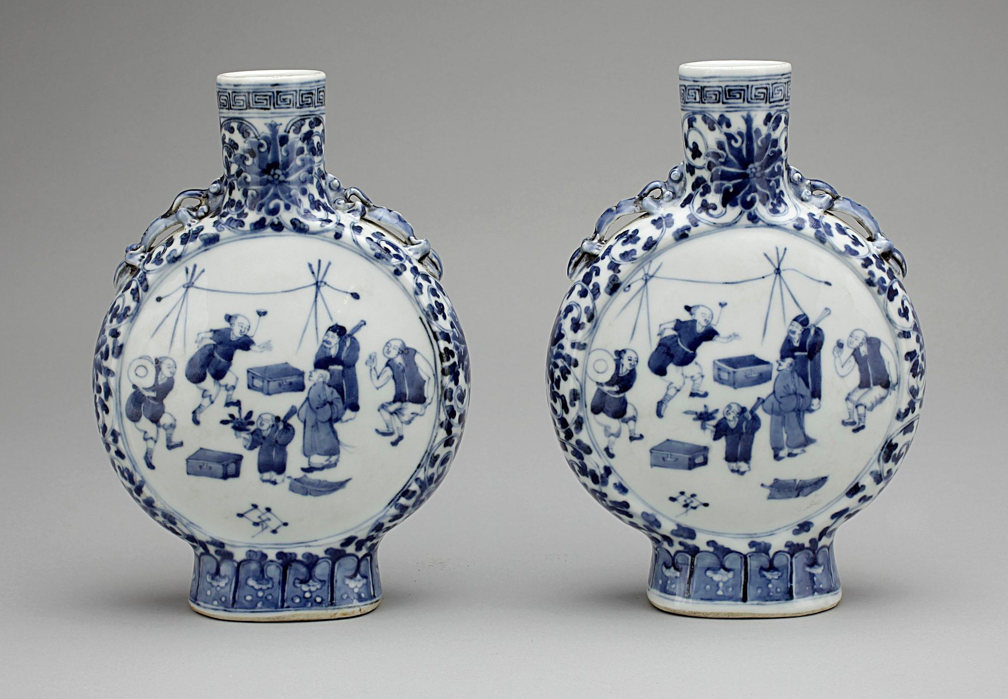 PILGRIMSKRUS, ett par, porslin, Kina, 1900-tal.