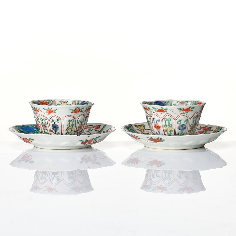 Koppar med fat, ett par, porslin. Qingdynastin, Kangxi (1662-1722).
