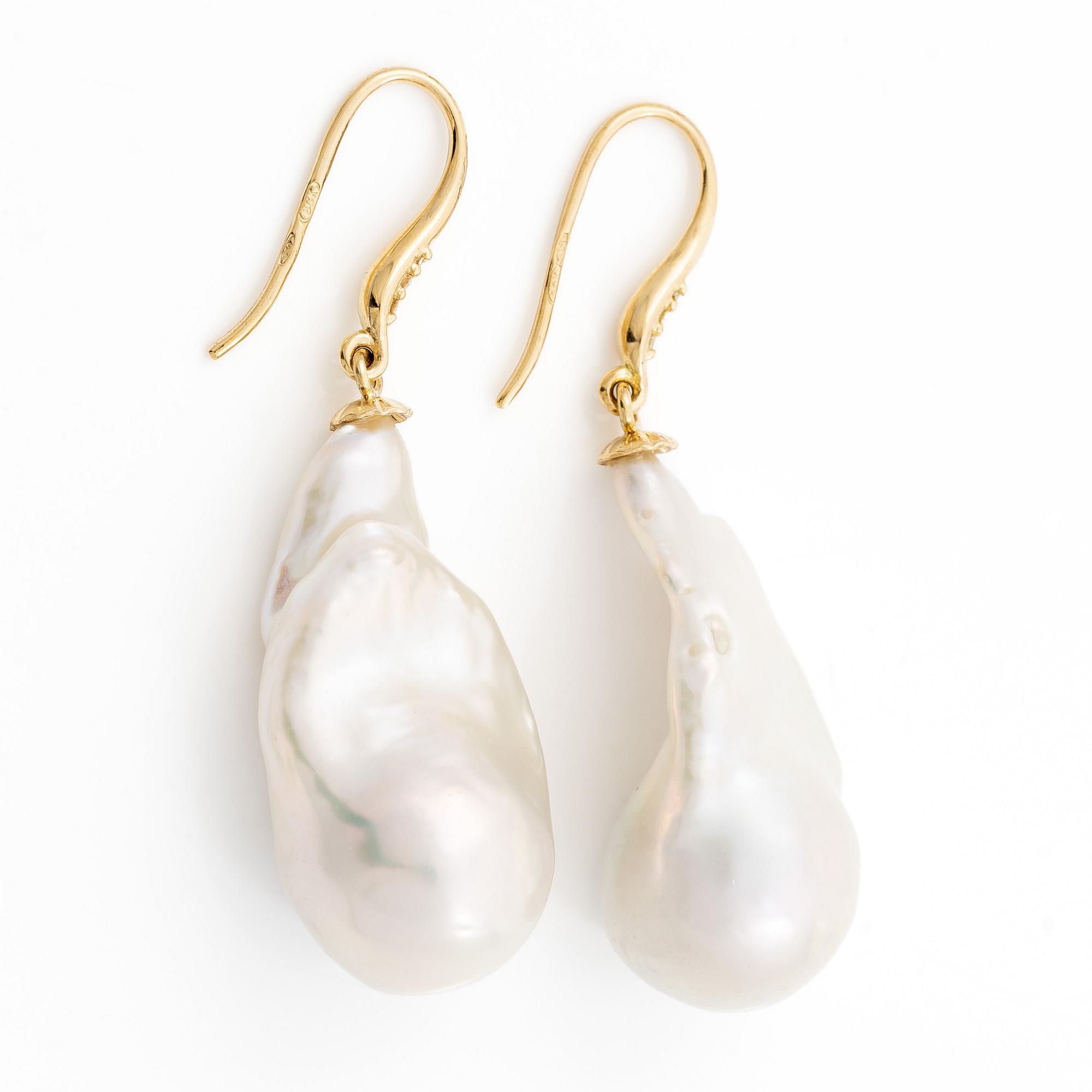 Earrings in 18K gold with cultured baroque freshwater pearls and brilliant-cut diamonds.