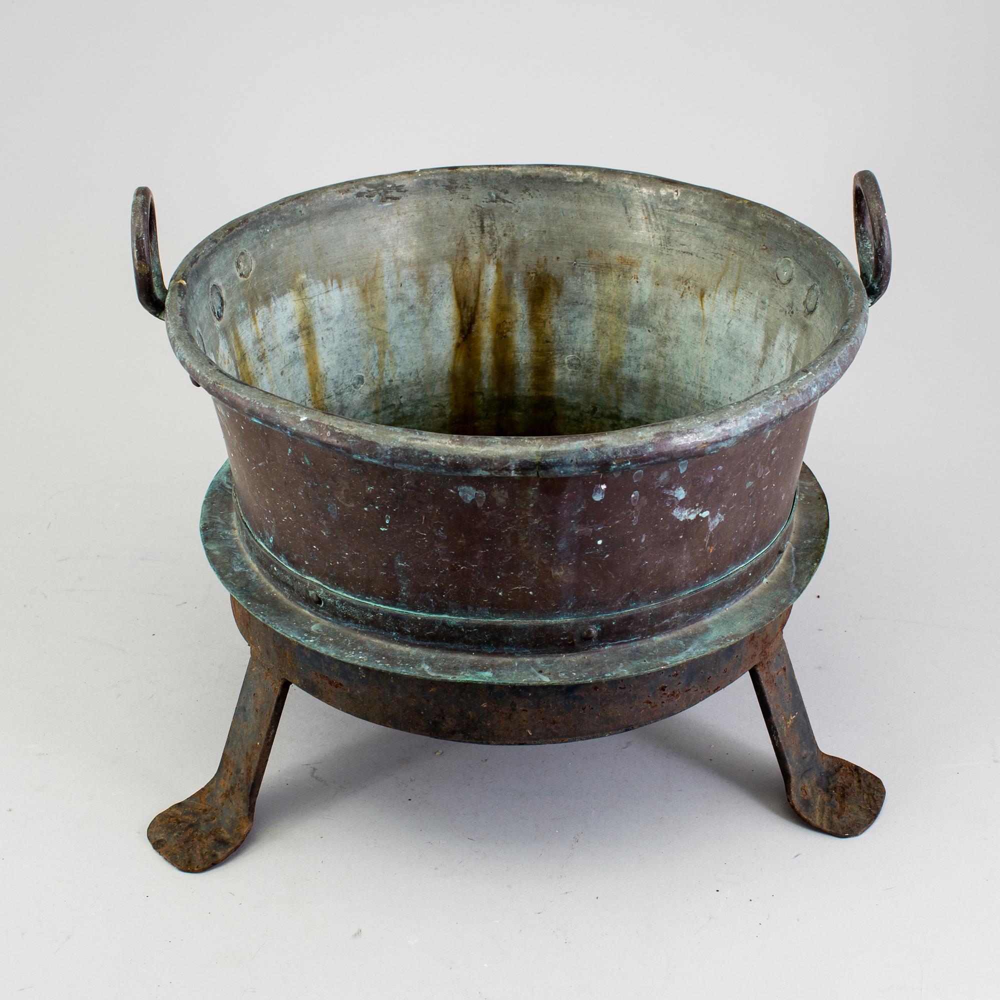 THREE 19TH CENTURY COPPER KITCHEN UTENSILS.