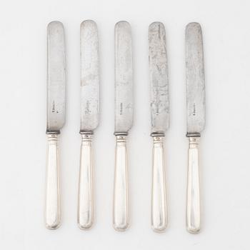 Karl Fabergé, five silver knives, with original steel blades, Moscow circa 1900.