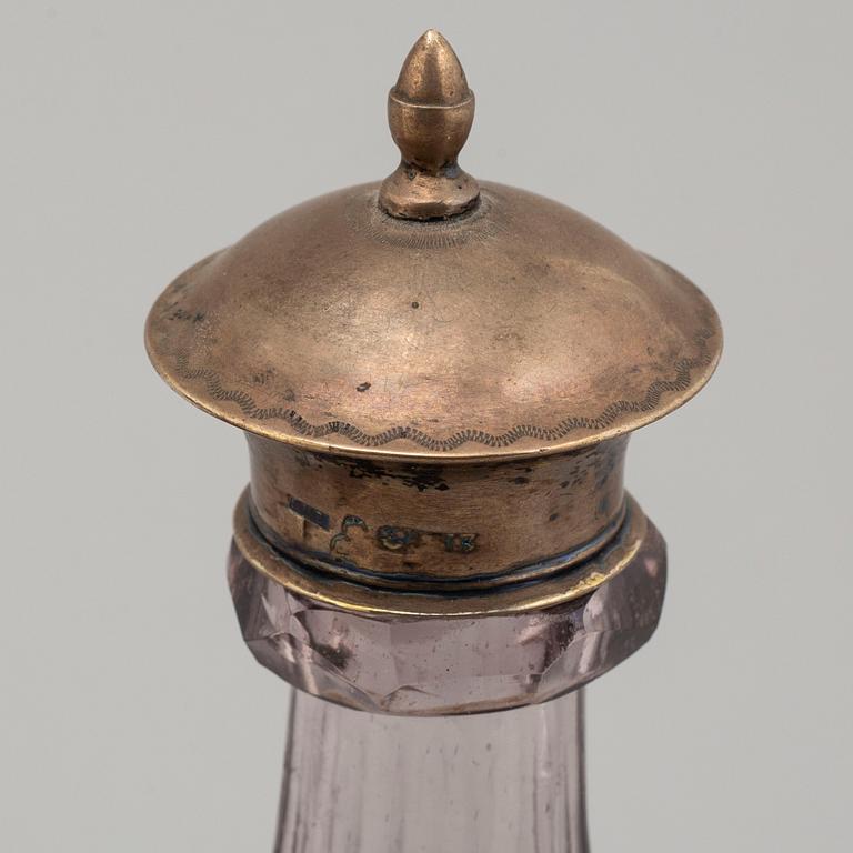 KARAFFINER, ett par, glas, med proppar av silver, sengustavianska, 1815.