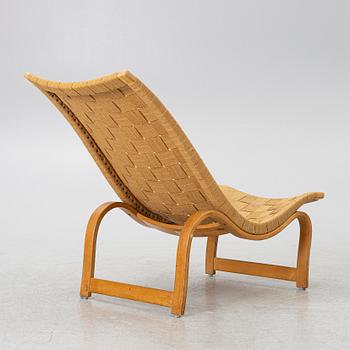 Bruno Mathsson, vilstol, modell 36, Frima Karl Mathson, Värnamo 1940, samt ett läsbord, Firma Karl Mathsson, 1900-talets mitt.