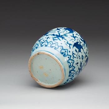 A blue and white jar, Ming dynastin, Wanli (1572-1620).