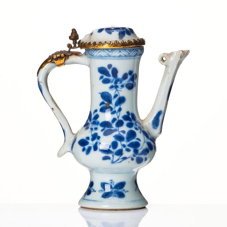 Miniatyrkanna med lock, silvermonterat porslin. Qing dynastin, Kangxi (1662-1722).