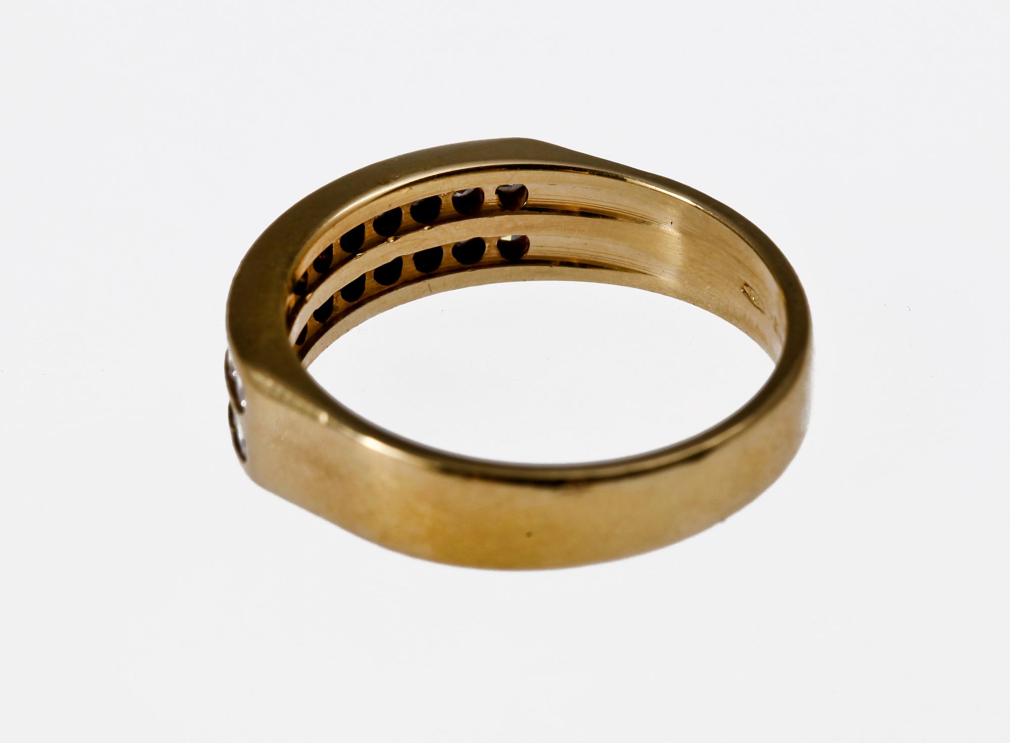 RING, 18 K guld med briljantslipade diamanter, tot 0.60 ct.