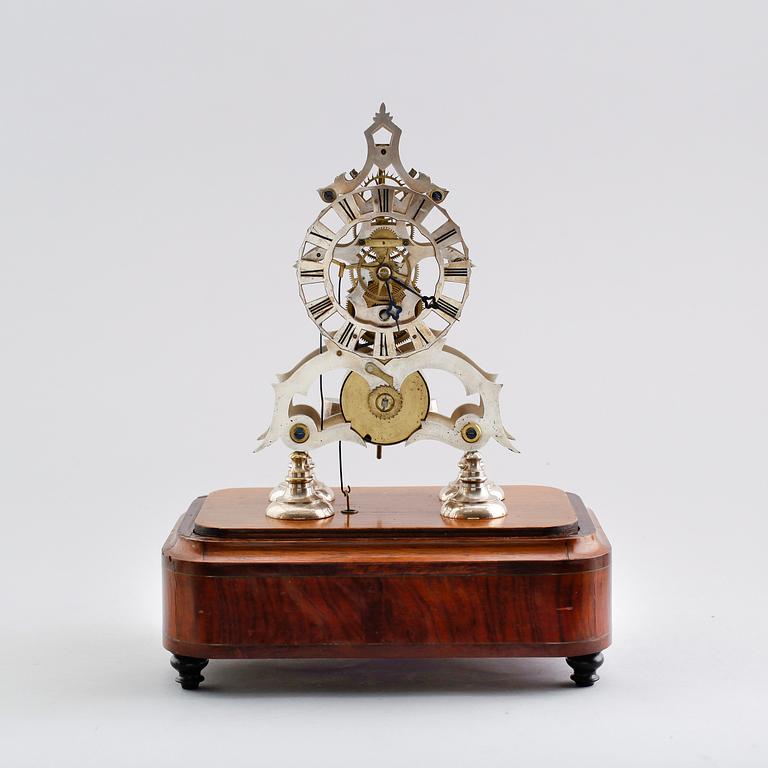 BORDSPENDYL, s k skeletonclock, pendel märkt C Gullberg, med spelverk, omkring år 1900.