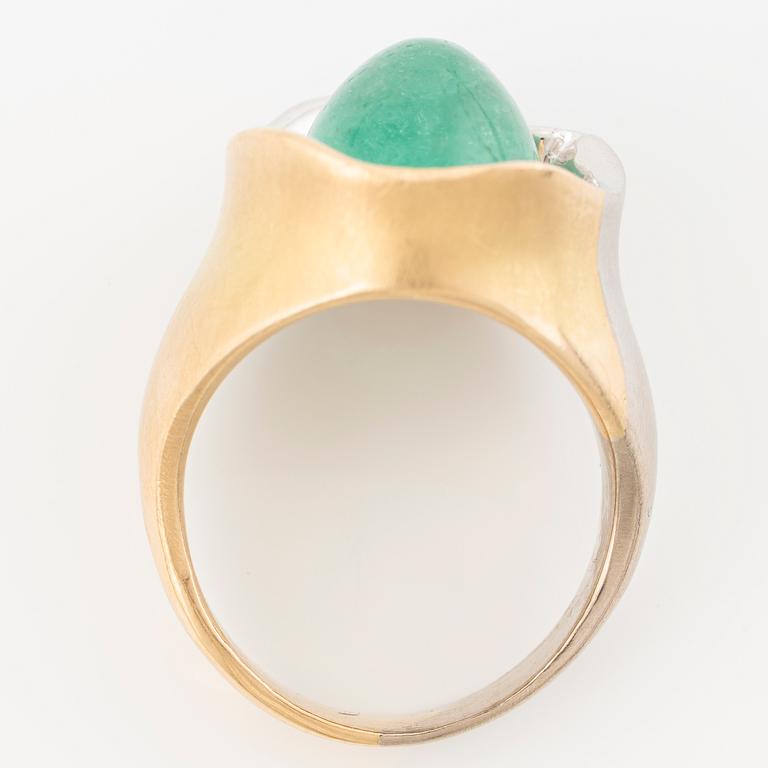Ring in 18K gold and white gold with a cabochon-cut emerald and a brilliant-cut diamond.