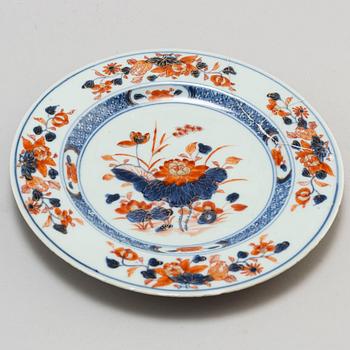 18 plates and one tureen, Qing dynasty, Qianlong, as well as Japan, 20th century.